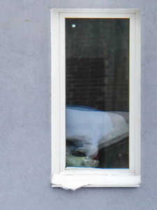 Пластиковое окно в частном доме зимой